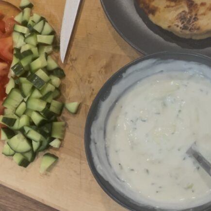 Bol de tzatziki avec légumes coupés